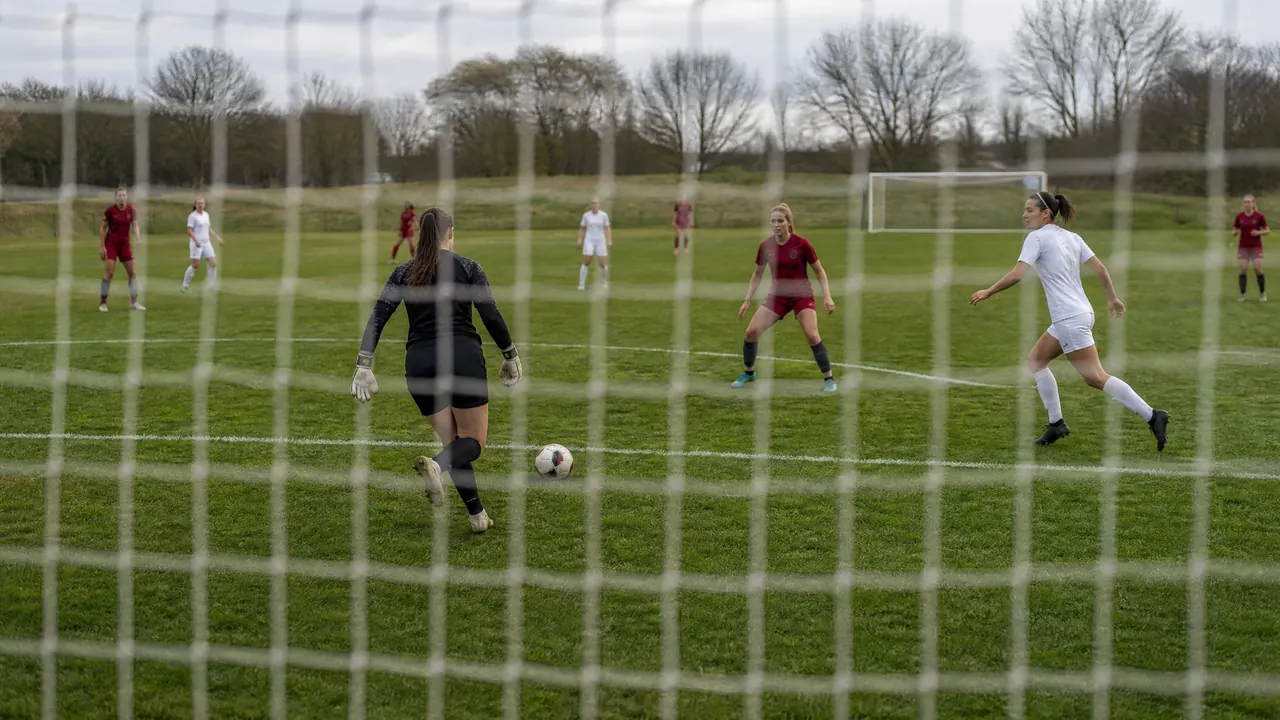 Imagem editorial: [TESTE FICCIONAL] Treino tático foca na construção de jogadas desde a defesa no futebol feminino